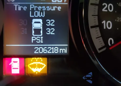 2010 Dodge Ram 1500 Slt/Sport/Trx z USA, uszkodzony, nr VIN 1D7RB1CT5AS132597